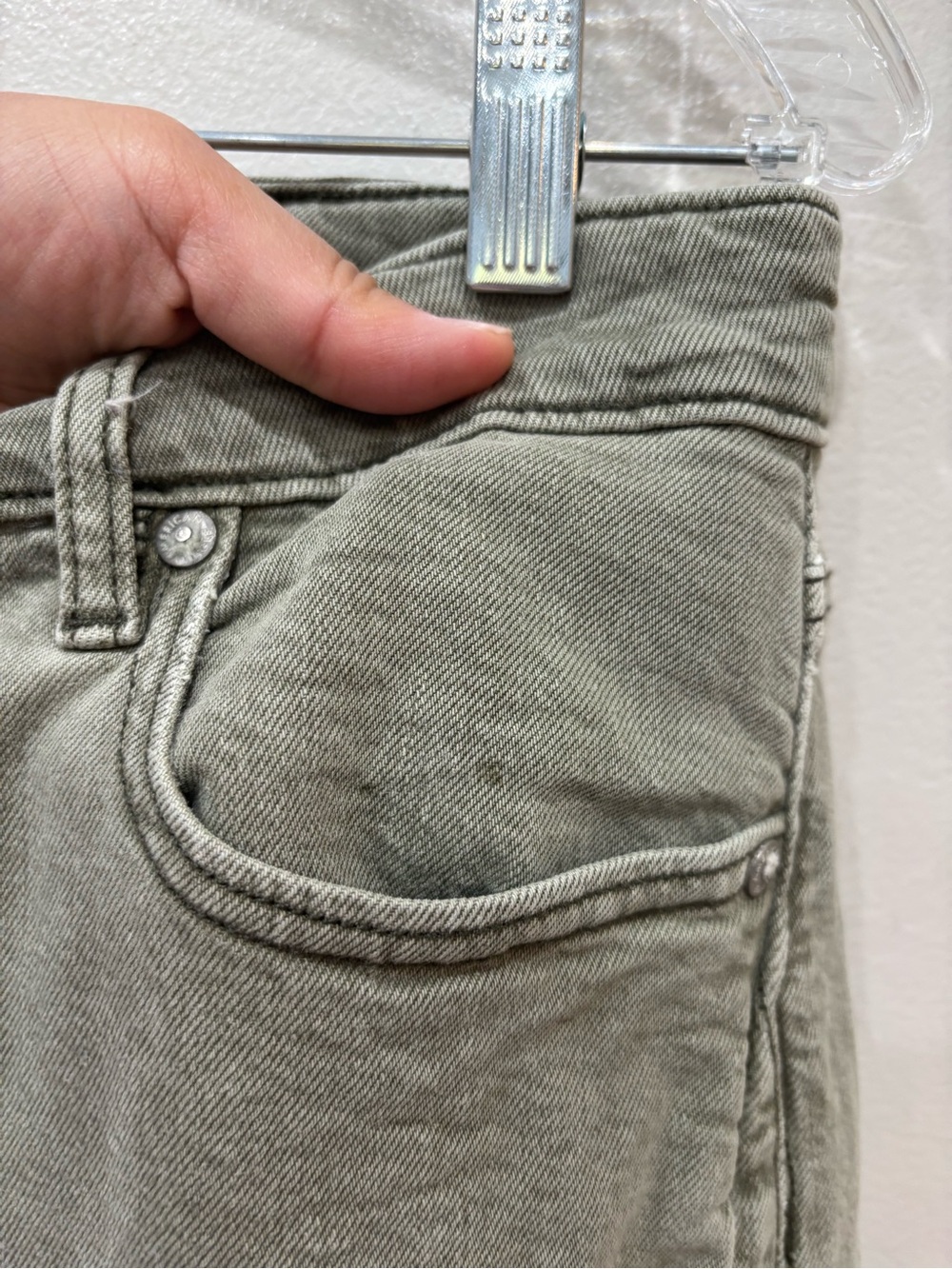 American Eagle Barrel Washed Olive Green Jeans Women’s Size 6 ( Small Stains ) - Picture 3 of 13
